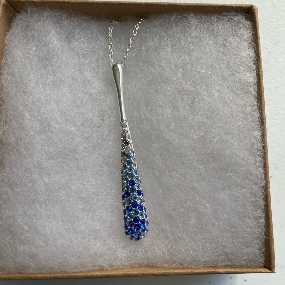 Elegant Silver and Blue Pendant Necklace